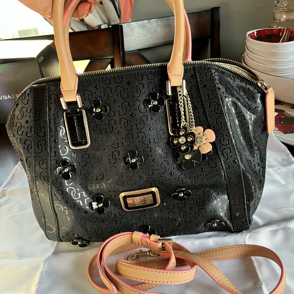 Guess Purse Used Very Shortly Clean Guess Purse Used Very Shortly Clean